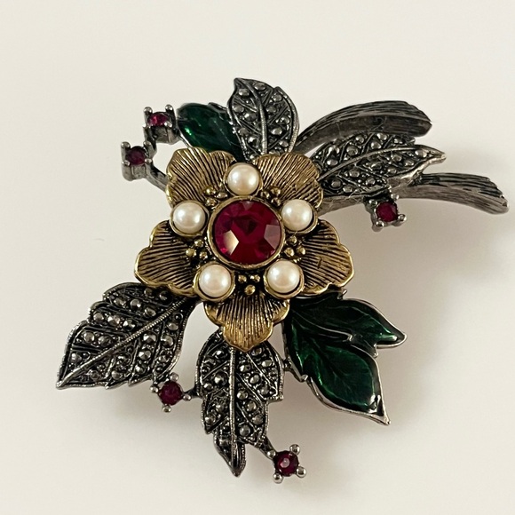 Vintage Avon Poinsettia with Rhinestone and Faux Pearl Accent Brooch Pin - Picture 6 of 16